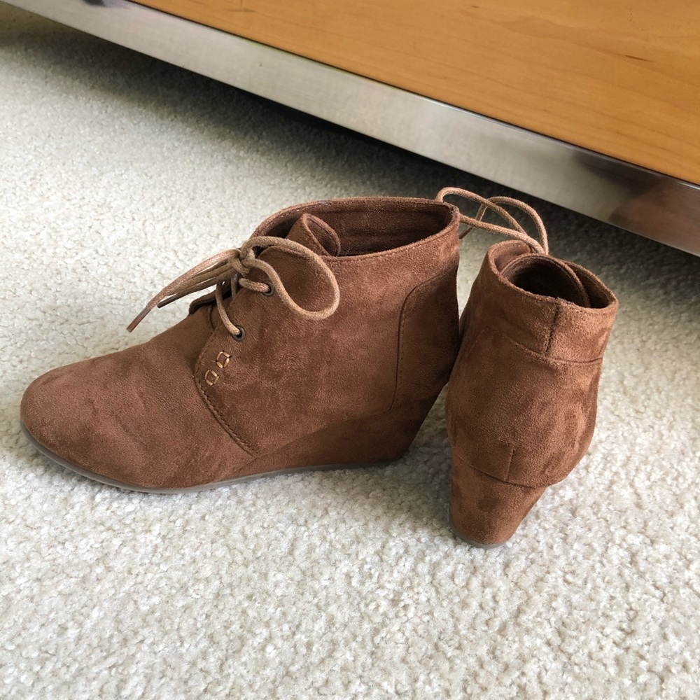 3 for $33🎀 Chestnut brown tan suede desert wedges